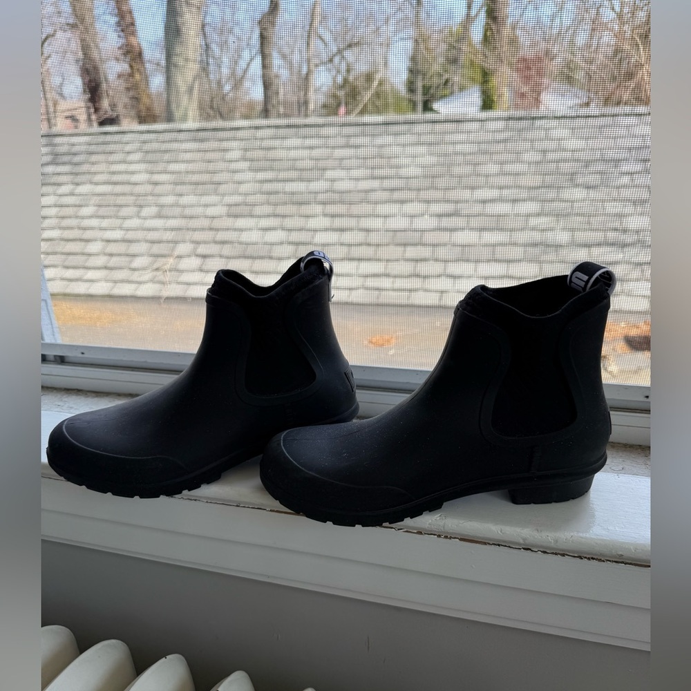 UGG Black Chelsea Rain Ankle Boots 8
